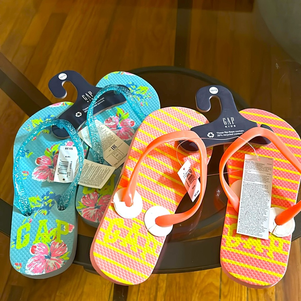 Gap kids flip flops